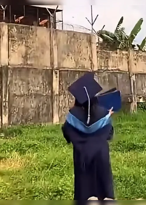 
				Amor além dos muros: jovem celebra formatura em frente à prisão do pai
			
			