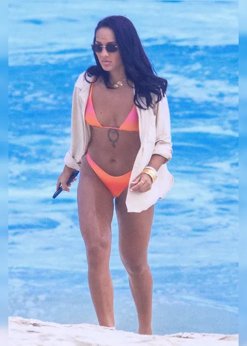 
				Ex-BBB Maxiane curte dia de sol em praia no Rio de Janeiro
			
			