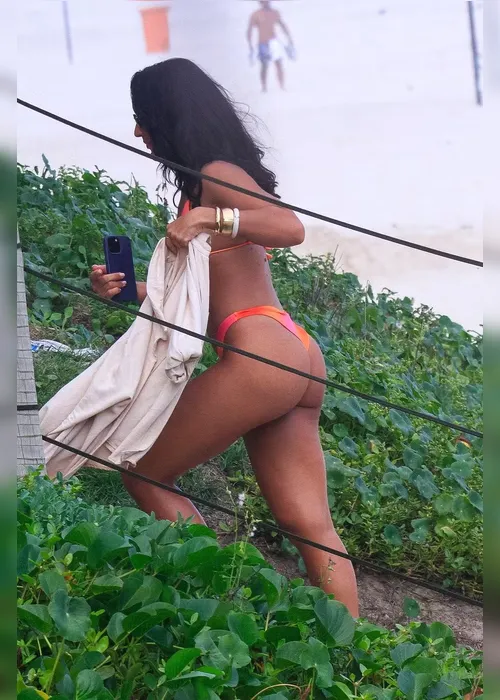 
				Ex-BBB Maxiane curte dia de sol em praia no Rio de Janeiro
			
			