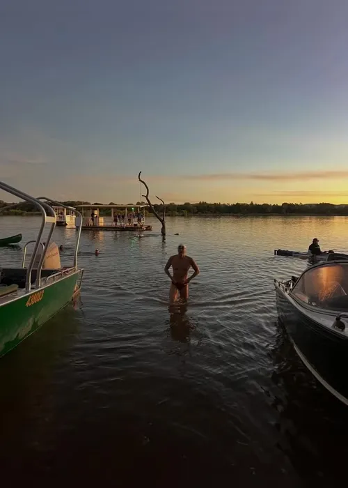 
				Maratonista aquático nada por 11 horas em rio infestado de crocodilos
			
			