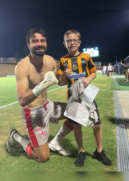 
				Matheus Albino agradece recepção calorosa de pequeno torcedor em Novo Horizonte
			
			