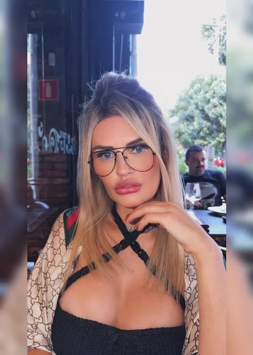 
				“Para parecer mais inteligente, às vezes preciso parecer menos bonita”, diz influenciadora ao usar óculos sem grau
			
			
