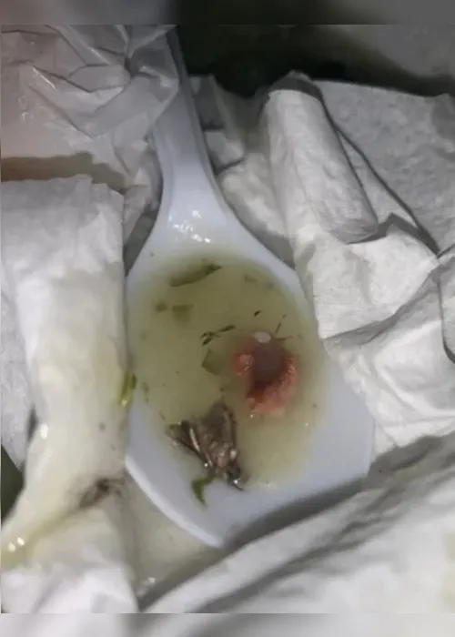 <br /> Vidro, insetos, cabelos: estudantes denunciam qualidade de refeições do RU da Ufal<br /><br />