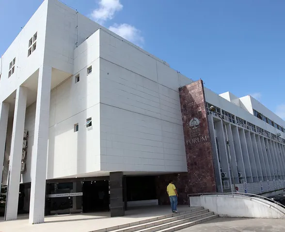 Júri absolve advogado acusado de matar taxista em disputa por ponto em shopping de Maceió
