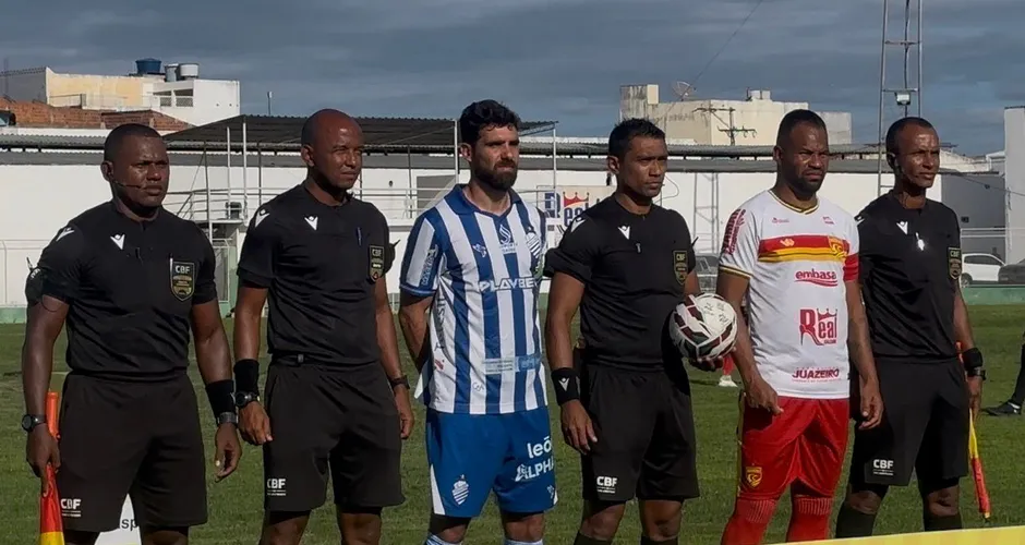 Árbitros e capitães de Juazeirense e CSA em campo