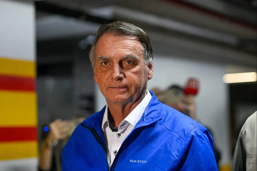 Bolsonaro volta a apresentar soluços intensos e alteração na pressão