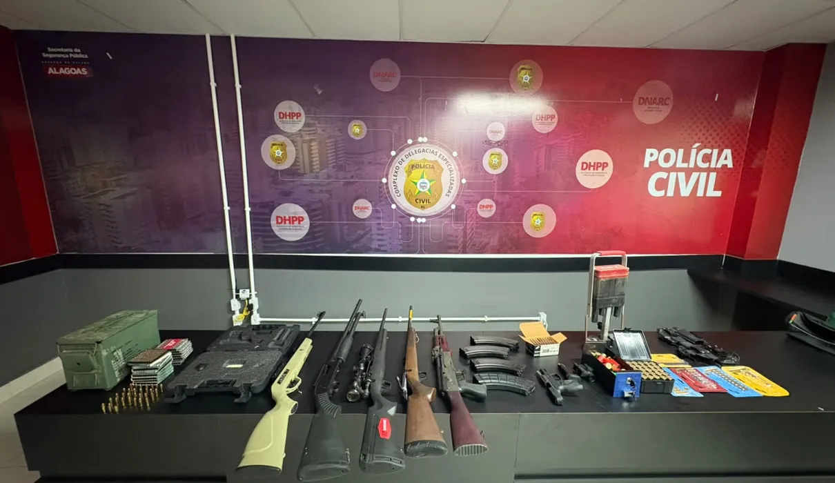 Fuzis, pistolas, munições: veja imagens de operação que apreendeu arsenal no Farol