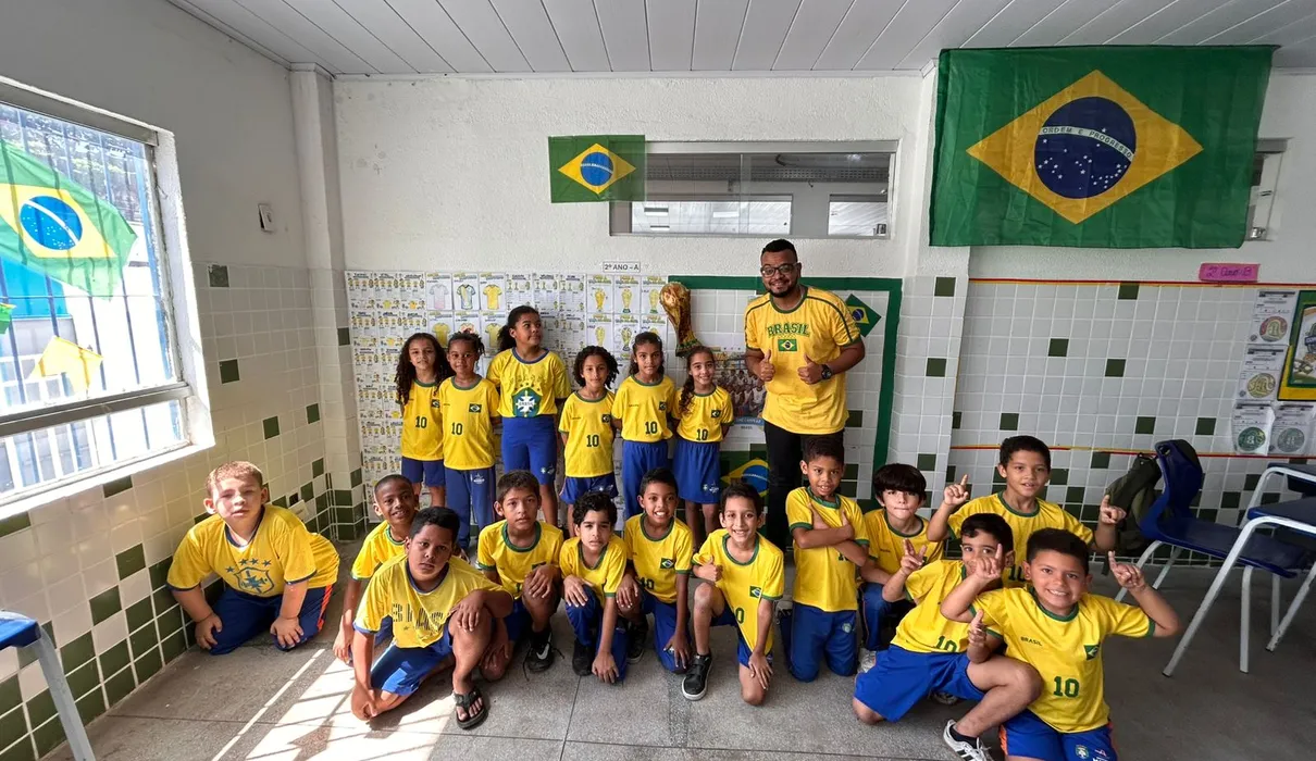 Aluno diz que não pode comprar álbum da Copa, e professor cria versão especial para toda a turma