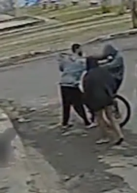 Jovem morre ao ser esfaqueado no meio da rua diante de crianças. Veja vídeo