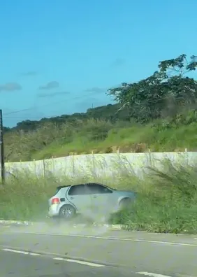 Motorista de van de prefeitura é preso após discussão de trânsito terminar em capotamento