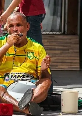 Natural de PE, cantor e símbolo da cultura popular: conheça a história do 'Ceguinho do Centro'