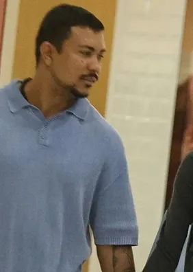 Sophie Charlotte e Xamã são vistos de mãos dadas em shopping no Leblon