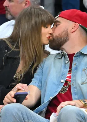 Tenda próxima à casa de Taylor Swift aumenta rumores de casamento