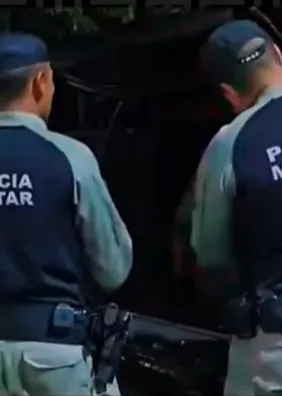 Vídeo: PMs cantam parabéns para homem preso no dia do aniversário