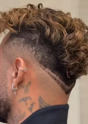 Às vésperas da Copa, Neymar Jr. muda o cabelo e web não perdoa: ‘Conseguiu’