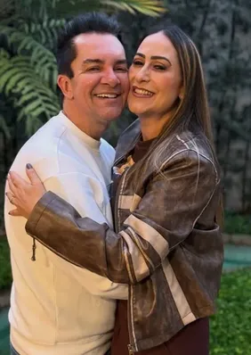Esposa de Regis Danese queima boneco Labubu após incêndio em sua casa