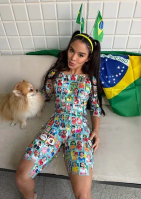 Influencer promete nudes por figurinhas raras para completar álbum da Copa