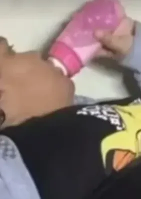 Mãe adotiva de mulher que fingia ser criança se diz envergonhada: “Fiz mamadeira, dava chupeta”