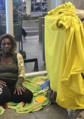 Mulher que viveu 6 meses no aeroporto de Belém consegue passaporte e nova passagem