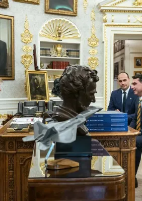Presidente americano parece confundir Flávio com Eduardo: "Prenderam Bolsonaro Jr."
