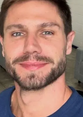 Quem é? Ex-BBB Jonas é flagrado aos beijos e web se surpreende: ‘Nossa’