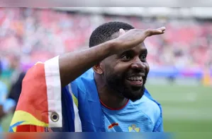 Bakambu se emociona com empate: “Este ponto é para todo o país”