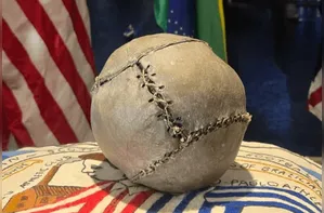 Brasil x Escócia: bola de futebol mais antiga do mundo estará no jogo