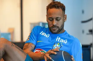 Copa do Mundo: Neymar treina em gramado e fica mais próximo de retorno