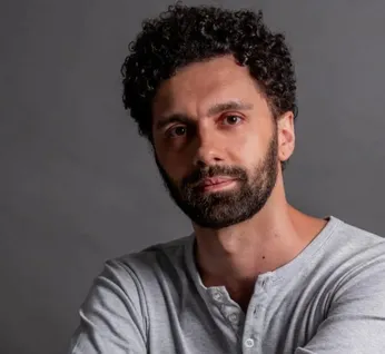 Sucesso nos palcos, Marcelo Alvim vive expectativa por primeira novela