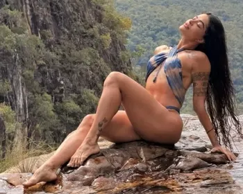 Aline Campos posa de biquíni em cachoeira e reflete: 'Não se culpe'