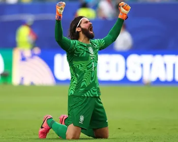 Alisson encerra 1ª fase em alta e entra em seleto grupo do Brasil em Copas