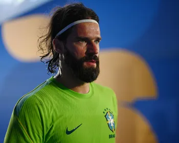 Alisson iguala Júlio Cesar na 3ª posição de goleiros com mais jogos pela Seleção em Copas