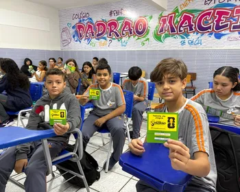 Alunos recebem tabela personalizada dos jogos da copa do mundo para acompanhar resultados das partidas