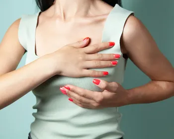 Como mulher com histórico familiar preveniu câncer após TPM e ansiedade