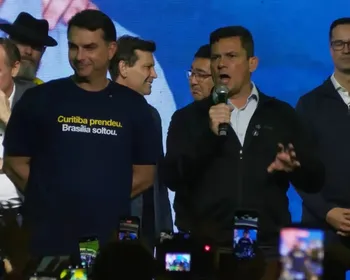 Ao lado de Flávio Bolsonaro, Moro lança pré-candidatura no Paraná