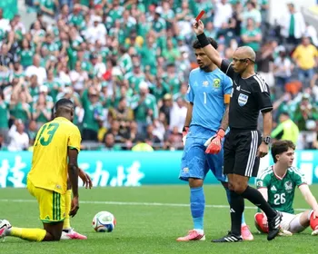 Árbitro brasileiro expulsa primeiro jogador na Copa do Mundo