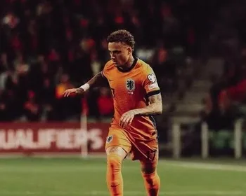 Astro da Holanda aparece com camisa do Corinthians, e torcida alerta: 'Fácil'