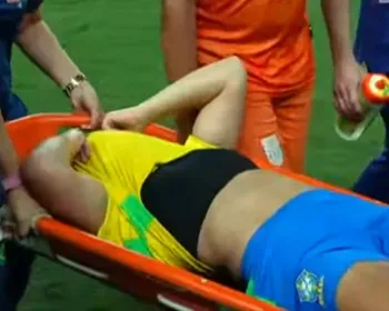 Atacante da Seleção Feminina sai de maca e aos prantos após dividida