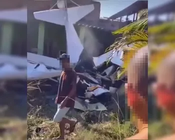 Avião de pequeno porte cai sobre casa e piloto morre após queda