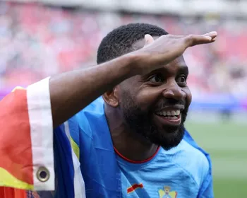 Bakambu se emociona com empate: “Este ponto é para todo o país”