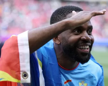 Bakambu se emociona com empate: 'Este ponto é para todo o país'
