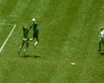 Bola da "Mão de Deus" de Maradona vai a leilão por R$ 13 milhões