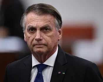 Bolsonaro disse que não podia ficar desarmado: 'Tinha 3 mulheres em casa'