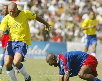 Brasil x Haiti: como foi 'Jogo da Paz' em que Seleção de Ronaldo e Ronaldinho parou guerra