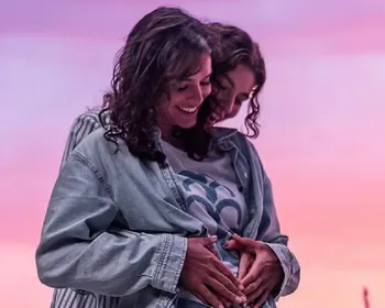 Bruna Marquezine e Alanis Guillen posam grudadas e trocam carinho em foto