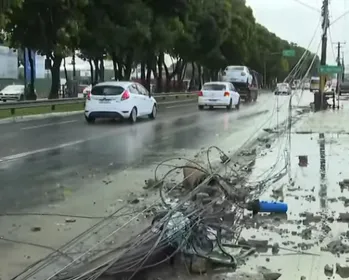 Caminhão perde controle, derruba poste e provoca transtornos na Durval de Góes Monteiro