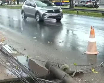 Caminhão perde controle, derruba poste e provoca transtornos na Durval de Góes Monteiro