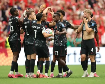 Canadá goleia Catar em jogo marcado por lesão chocante e expulsões na Copa