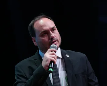 Carlos critica falta de reação da direita sobre empresa do PCC em GO