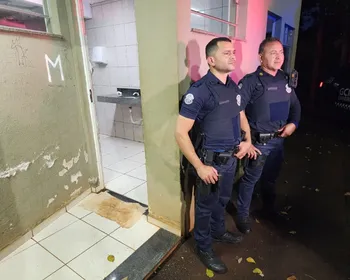 Casal de idosos é flagrado fazendo sexo em banheiro público
